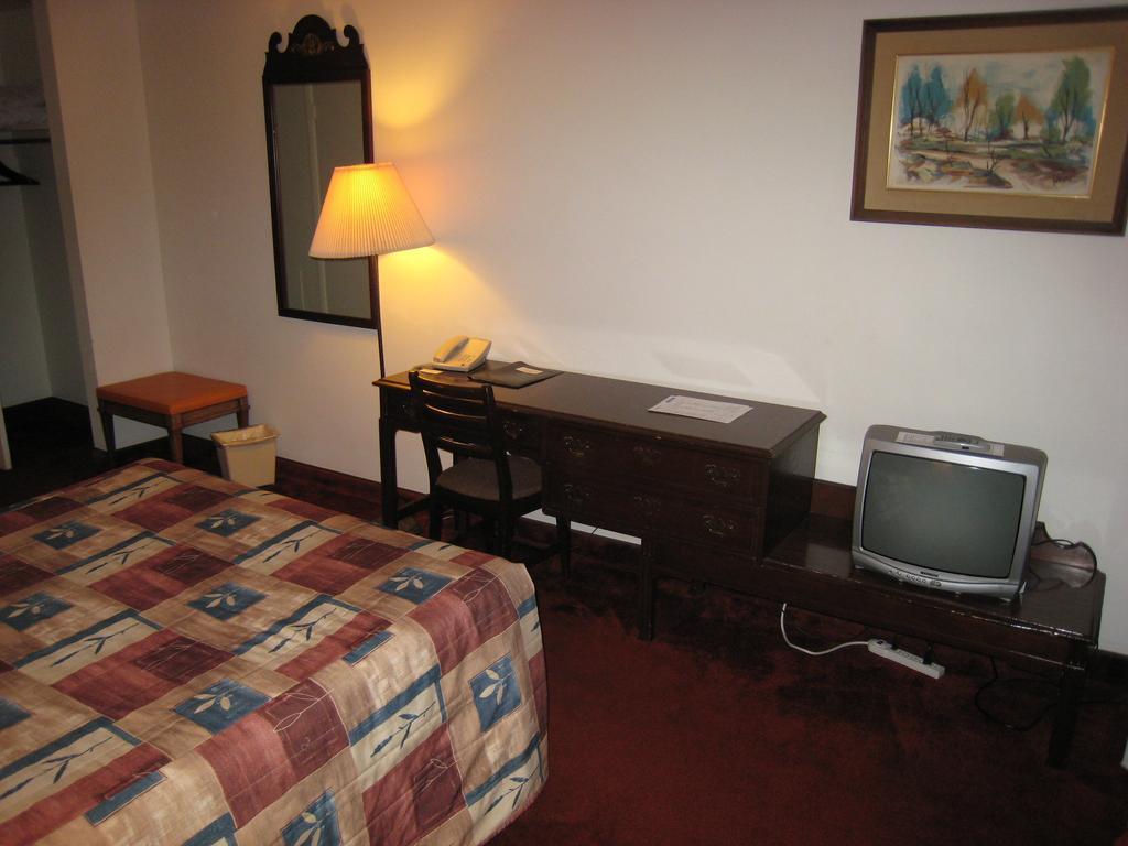 كريستون Downtowner Motor Inn الغرفة الصورة