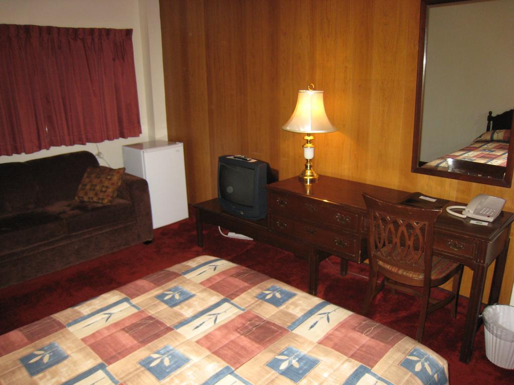 كريستون Downtowner Motor Inn الغرفة الصورة